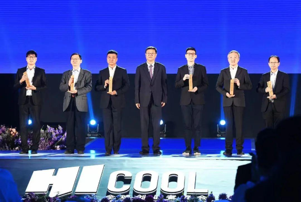 北京市委副书记、市长陈吉宁（中）为HICOOL2022全球创业大赛一等奖项目颁奖。左二为澜舟科技创始人周明博士